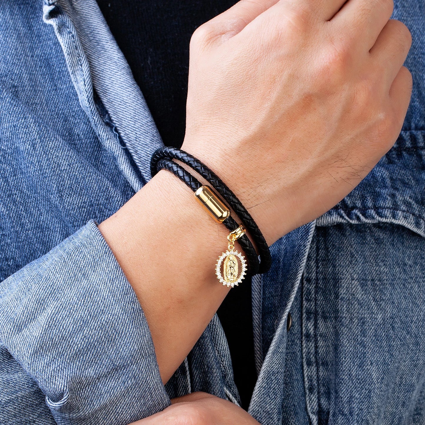 Bransoletka Pleciona Wielowarstwowa Skórzana z Wisiorkiem Jezus Pozłacana