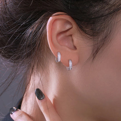 Kolczyki Srebrne Okrągłe Ozdobione z Błyszczącą Cyrkonią